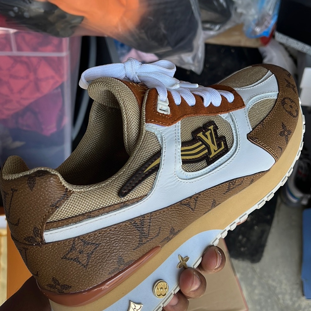 Basically new Louis Vuitton sneakers excellent condition